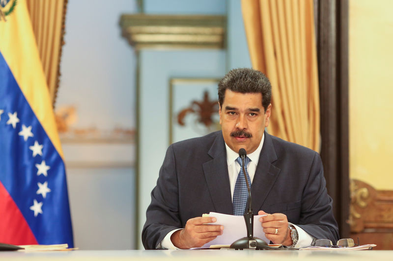 © Reuters. FILE PHOTO:  Venezuela's President Nicolas Maduro speaks during a meeting with ministers at Miraflores Palace in Caracas