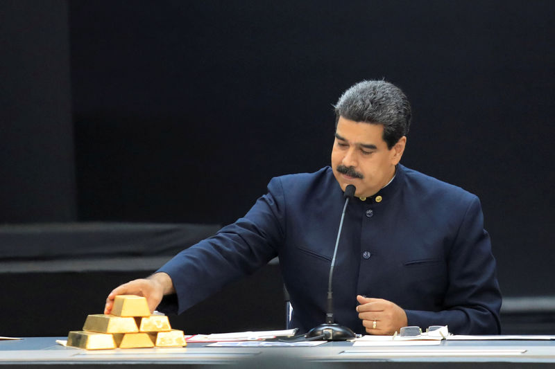 © Reuters. FILE PHOTO: Venezuela's President Maduro touches a gold bar as he speaks during a meeting with the ministers responsible for the economic sector in Caracas