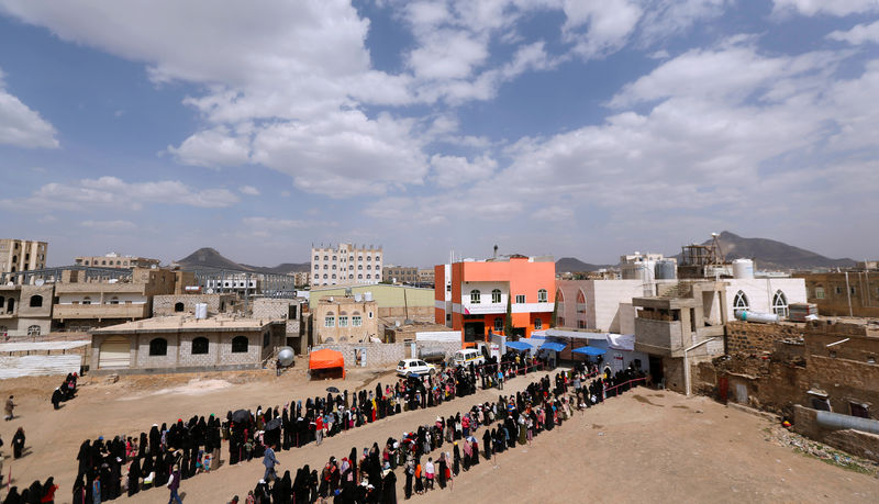 © Reuters. برنامج الأغذية: عدد من يعانون أزمة أو حالة طارئة باليمن قد يبلغ 20 مليونا