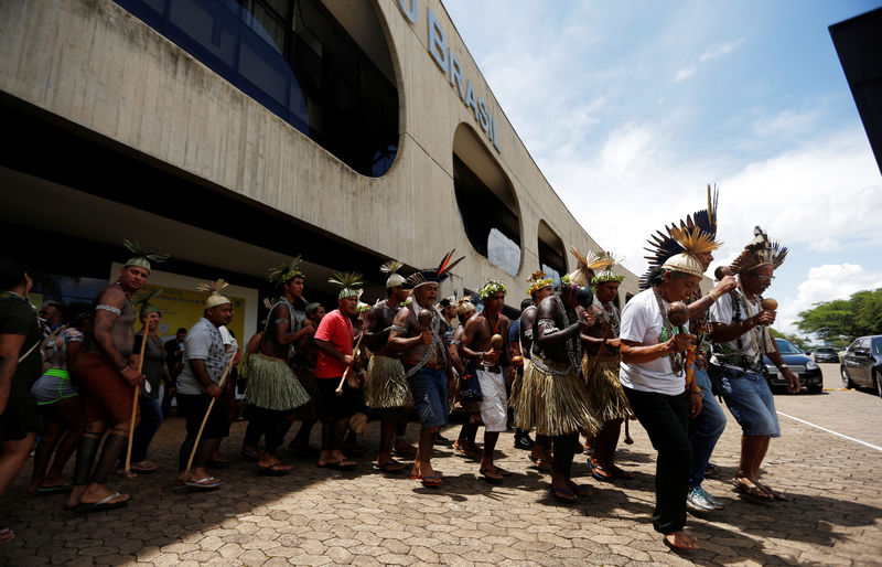 © Reuters. Indígenas protestam em frente ao prédio do governo de transição, em Brasília