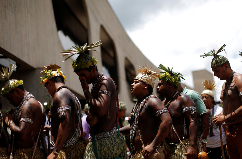 © Reuters. Indígenas durante protesto em frente ao prédio do governo de transição, em Brasília