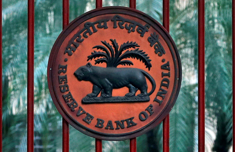 © Reuters. FILE PHOTO: {{0|Reserve Bank of India}} logo is seen at the gate of its office in New Delhi