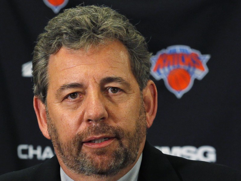 © Reuters. New York Knicks owner Dolan speaks during a news conference announcing the team's new head coach in New York