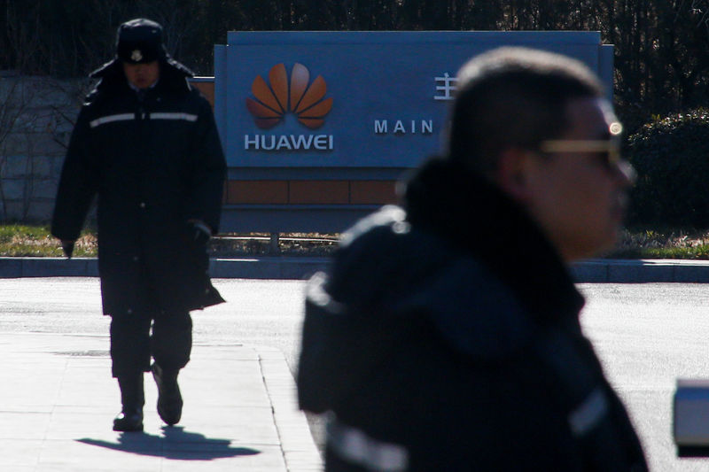 © Reuters. Agentes de segurança vigiam portão do complexo do escritório da Huawei em Pequim