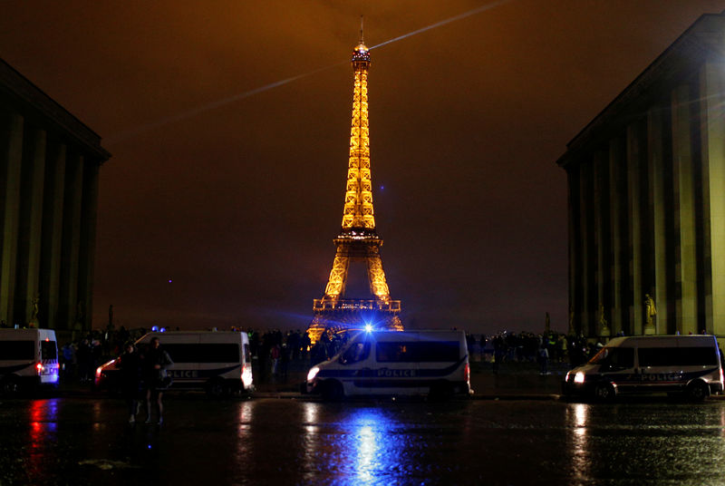 © Reuters. Policiais franceses diante da Torre Eiffel em Paris