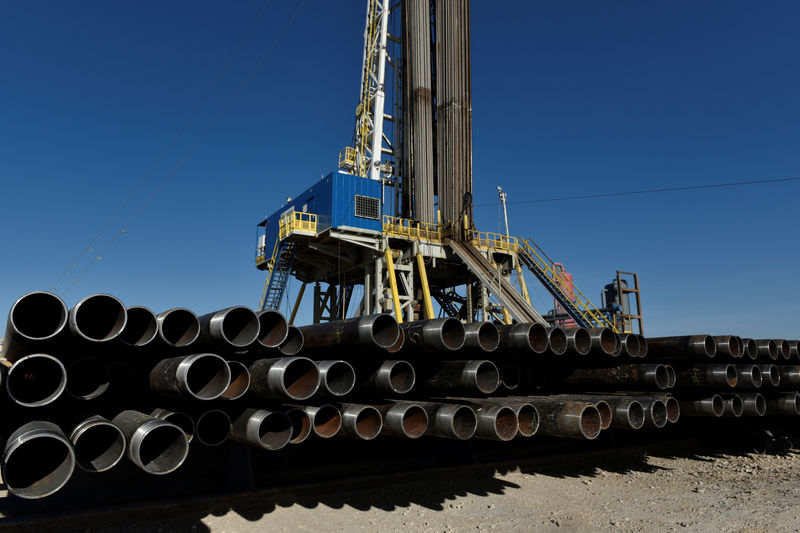 © Reuters. Drill pipe is seen below a drilling rig on a lease owned by Oasis Petroleum in the Permian Basin near Wink