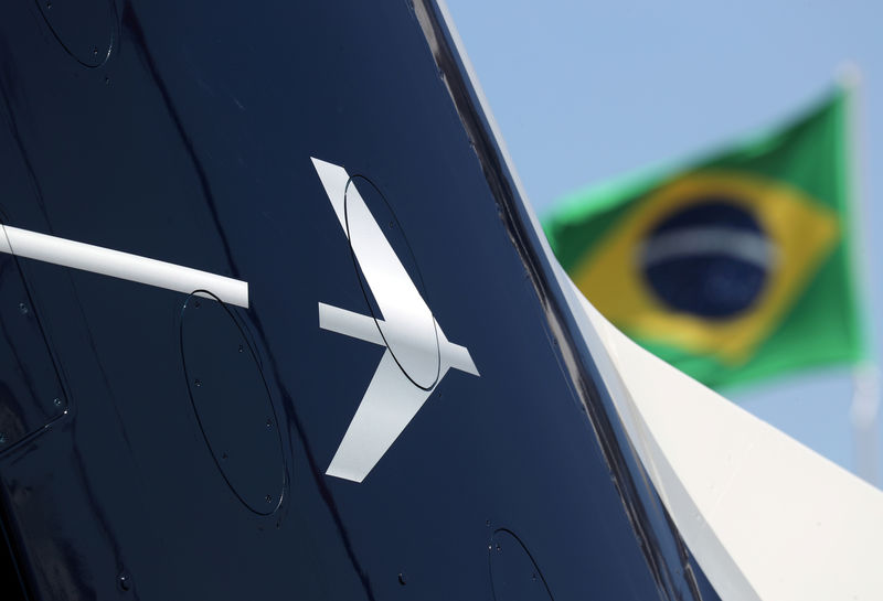 © Reuters. Logo of Brazilian aviation company Embraer at LABACE in Sao Paulo