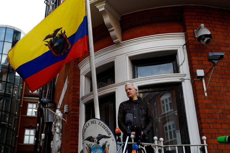 © Reuters. Assange na embaixada do Equador em Londres