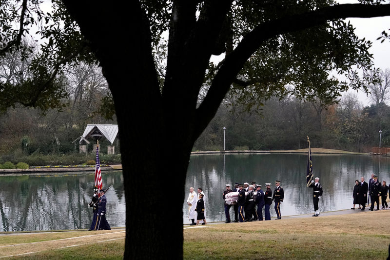 © Reuters. The flag-draped casket of former President George H.W. Bush is carried by a joint services military honor guard for burial at the George H.W. Bush Presidential Library and Museum in College Station