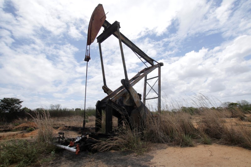 © Reuters. FILE PHOTO: An non-operative oil pump jack is seen near Atapirire