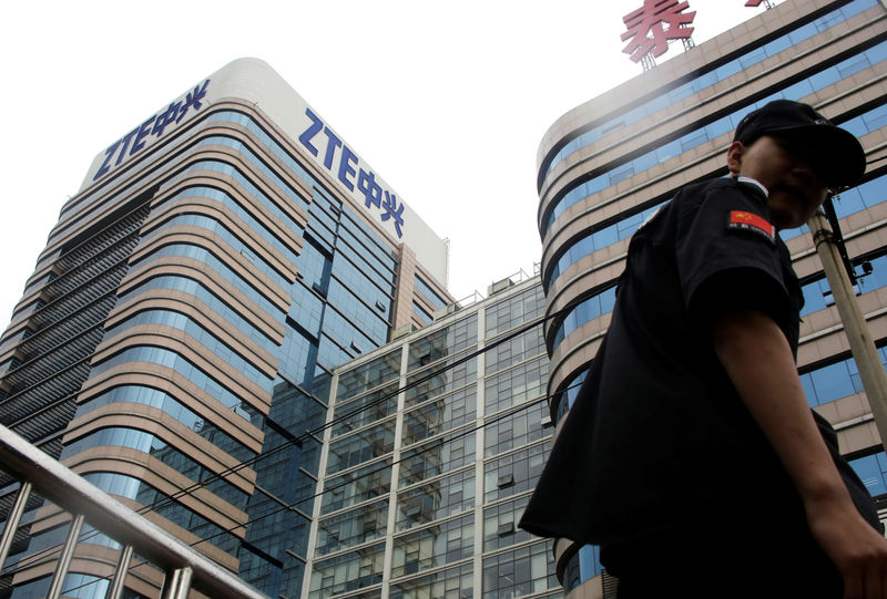 © Reuters. A security guard walks past a building of ZTE Beijing research and development center in Beijing