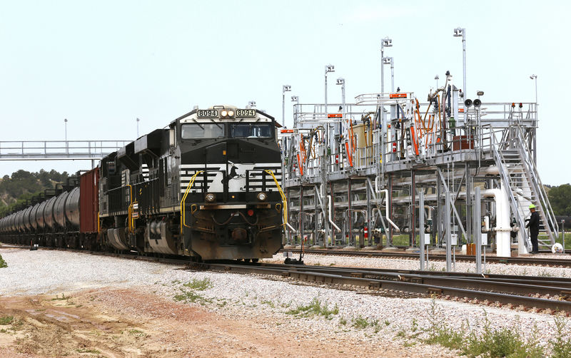 © Reuters. Un tren cargado con crudo en Ft. Laramie, EEUU