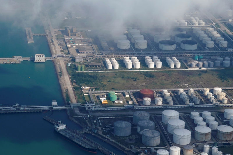 © Reuters. Oil and gas tanks are seen at an oil warehouse at a port in Zhuhai