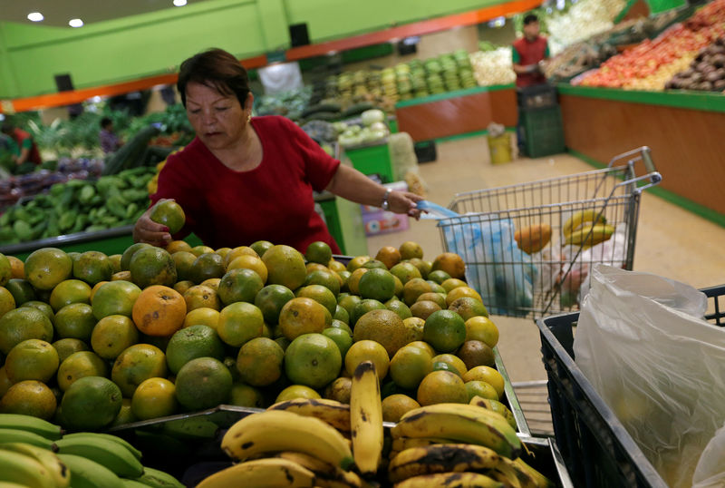 © Reuters. أدلة جديدة على فوائد الخضر والفاكهة للصحة العقلية