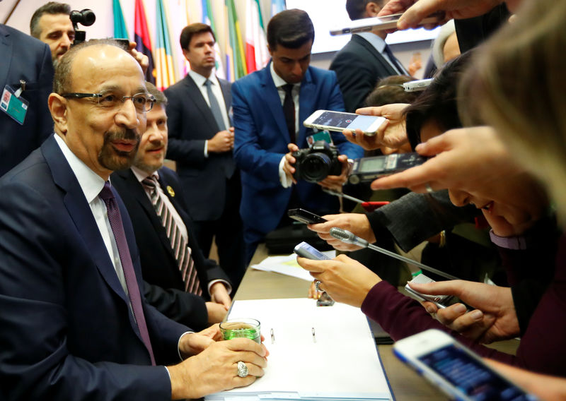 © Reuters. Saudi Arabia's Oil Minister al-Falih talks to journalists at the beginning of an OPEC meeting in Vienna