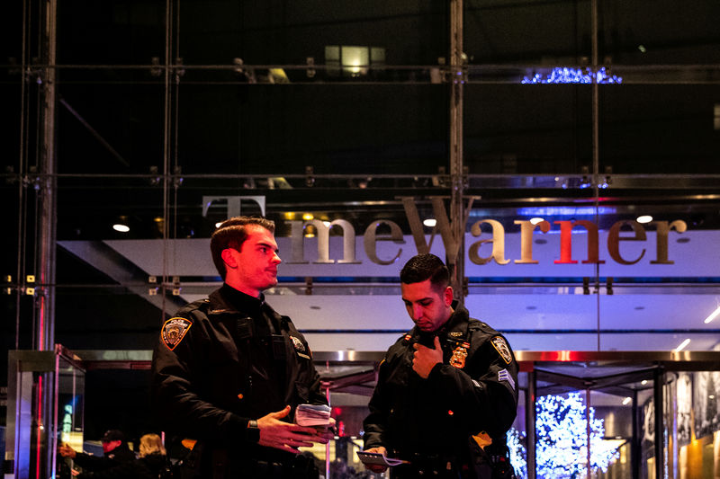 © Reuters. Policiais em frente ao prédio da CNN em Nova York