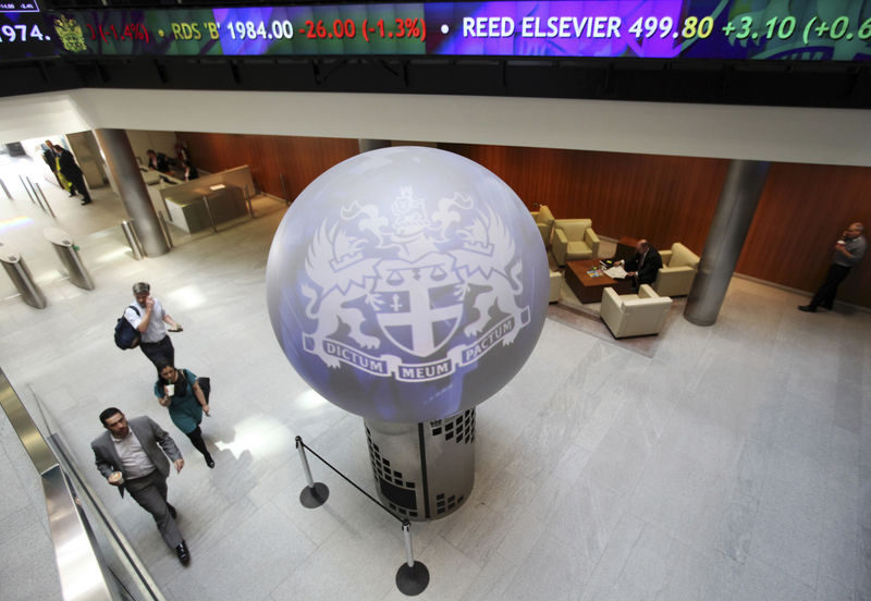 © Reuters. FILE PHOTO: People walk through the lobby of the London Stock Exchange