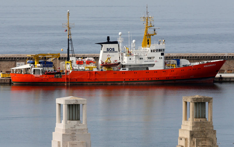 © Reuters. آخر سفينة لإنقاذ اللاجئين بالبحر المتوسط تنهي عملياتها