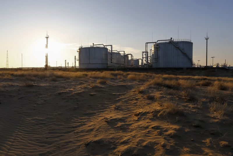 © Reuters. Нефтехранилища на месторождении, эксплуатируемом "дочкой" KazMunaiGas Exploration Production JSC в Казахстане