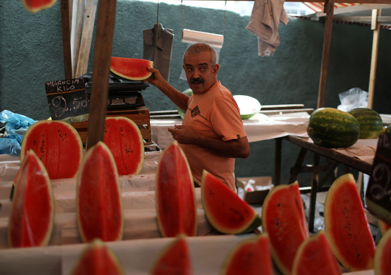 © Reuters. Consumidor vende melancias em feira no Rio de Janeiro