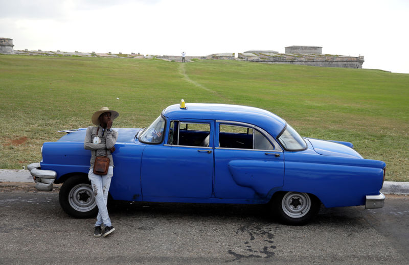 © Reuters. Motorista de táxi espera passageiros em Havana