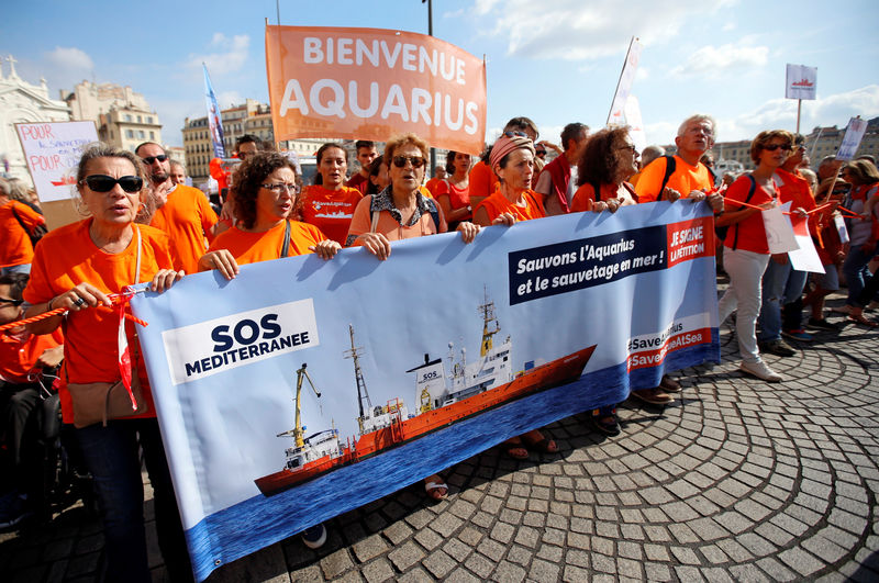 © Reuters. Protesto da ONG SOS Mediterrâneo em defesa do navio Aquarius em Marselha, na França