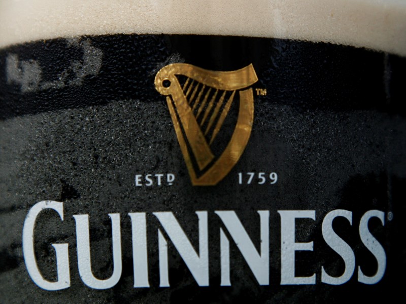 © Reuters. FILE PHOTO: Pint of Guinness beer is seen outside a pub in London