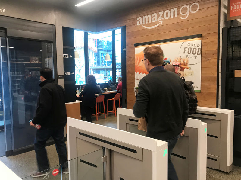 © Reuters. Um cliente sai da loja Amazon Go, sem precisar pagar em uma caixa registradora devido a câmeras, sensores e outras tecnologias que rastreiam produtos que os compradores retiram das prateleiras e os cobram automaticamente na saída do estabelecimento