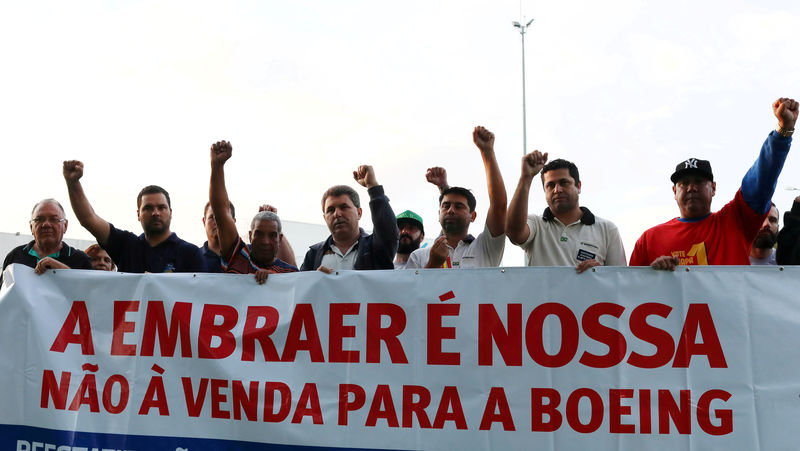 © Reuters. FILE PHOTO: Employees of Embraer protest against the company sale to Boeing in Sao Jose dos Campos