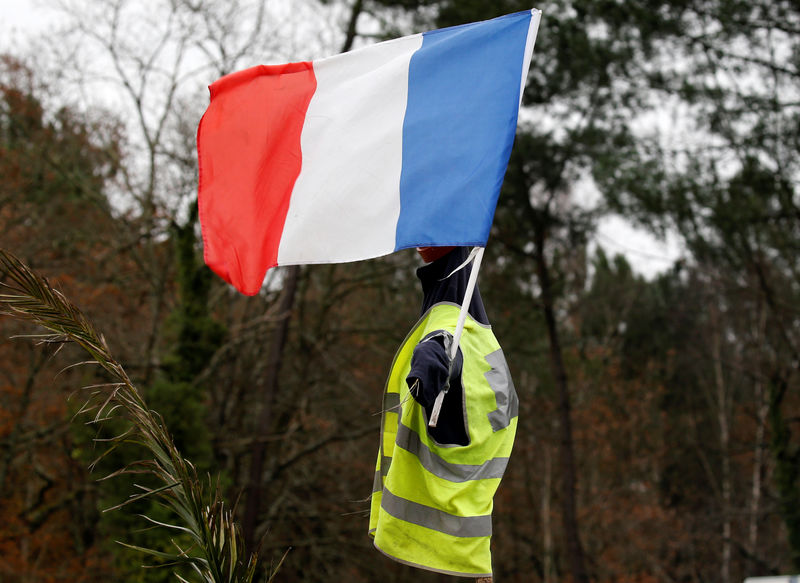 © Reuters. A figure with a yellow vest and a French flag is seen on a roundabout occupied by "yellow vests" protesters in Cissac-Medoc