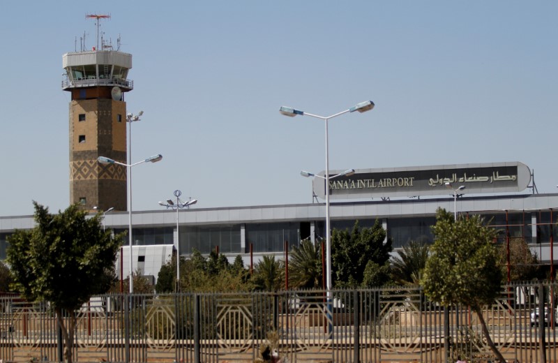 © Reuters. حكومة اليمن تقترح إعادة فتح مطار صنعاء بشرط تفتيش الطائرات