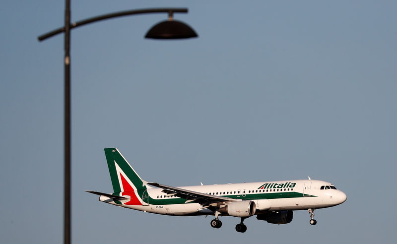 © Reuters. An Alitalia airplane approaches to land at Fiumicino airport in Rome