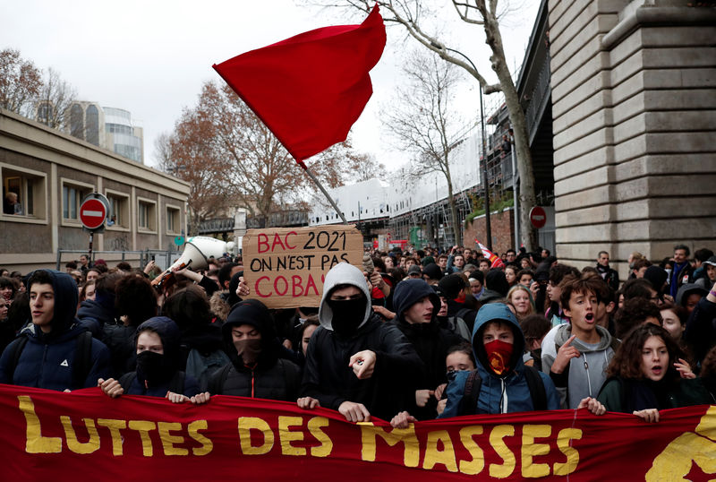 © Reuters. فرنسا تدافع عن استخدام الأساليب الأمنية الصارمة ضد الطلاب المحتجين