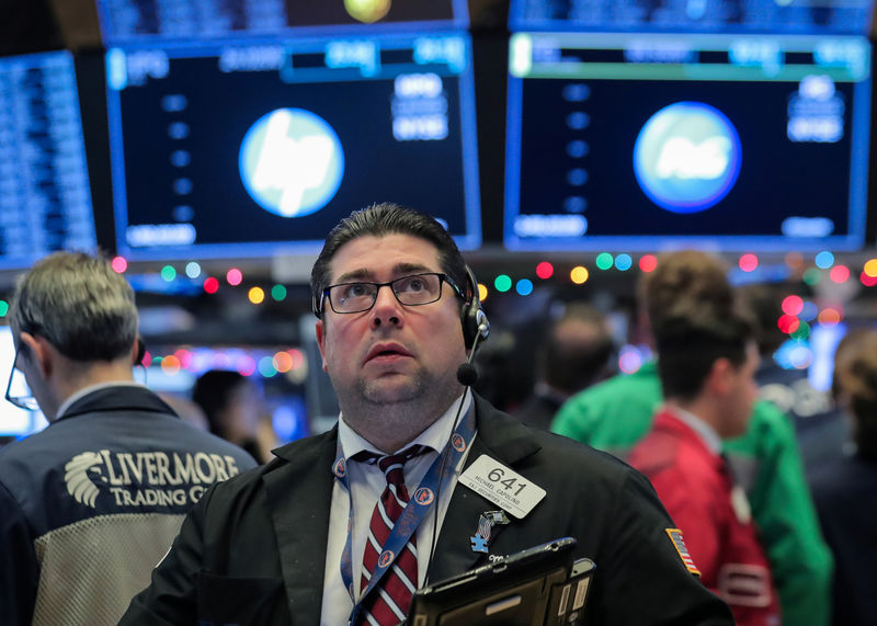 © Reuters. Traders work on the floor of the NYSE in New York