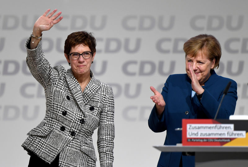 © Reuters. Annegret Kramp-Karrenbauer e Angela Merkel em congresso da CDU em Hamburgo