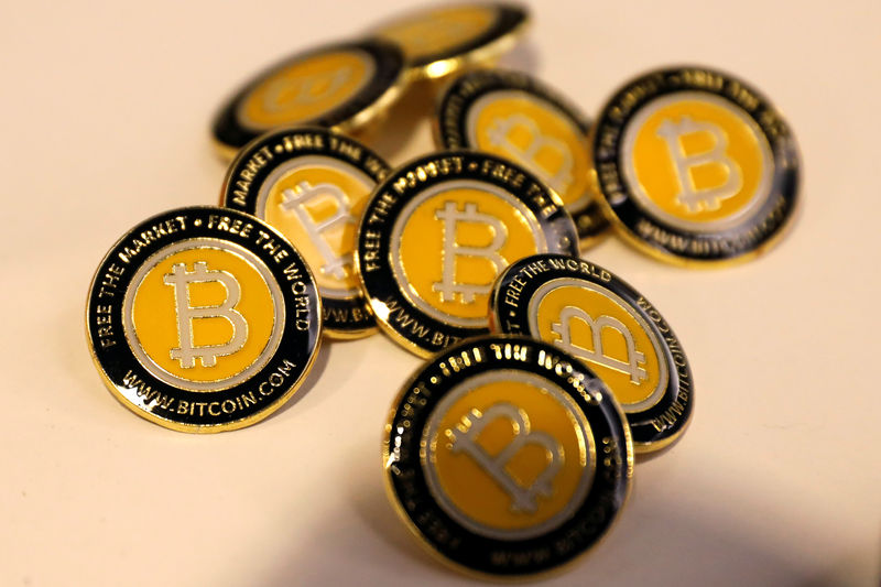 © Reuters. Botões do Bitcoin.com são exibidos na conferência de tecnologia blockchain do Consensus 2018 em Nova York