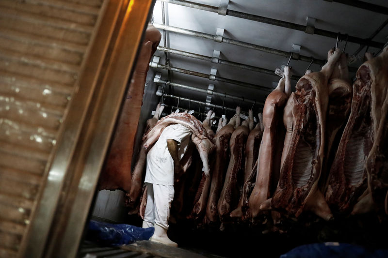 © Reuters. Trabalhador descarrega carne de caminhão em São Paulo