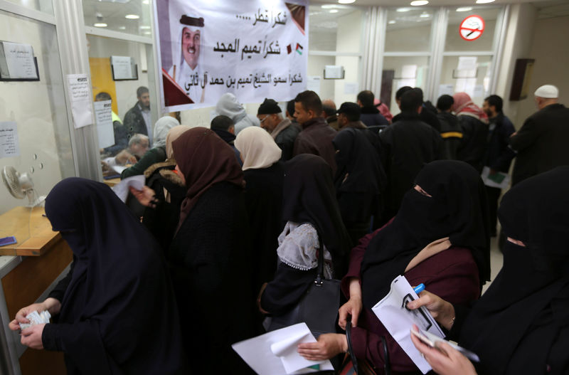 © Reuters. قطر تدفع أجور موظفي غزة المدنيين