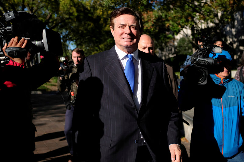 © Reuters. FILE PHOTO: Manafort leaves U.S. Federal Court after being arraigned on twelve federal charges in the investigation into alleged Russian meddling, in Washington