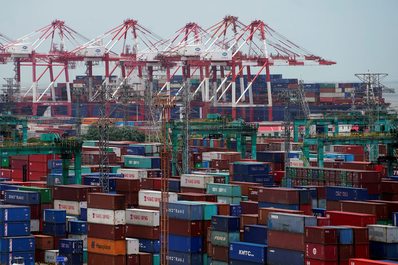 © Reuters. FILE PHOTO: Shipping containers are seen at a port in Shanghai