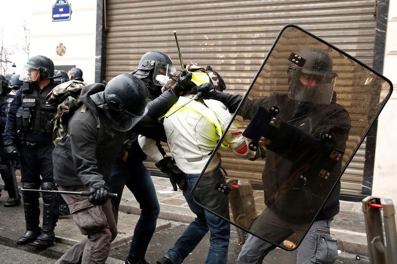 © Reuters. Policía francesa utiliza gas lacrimógeno contra manifestantes en París