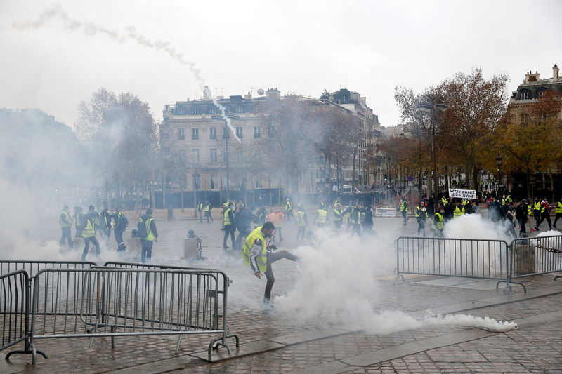 © Reuters. FRANCE: UN HOMME MIS EN EXAMEN POUR LE VOL D'UN FUSIL D'ASSAUT