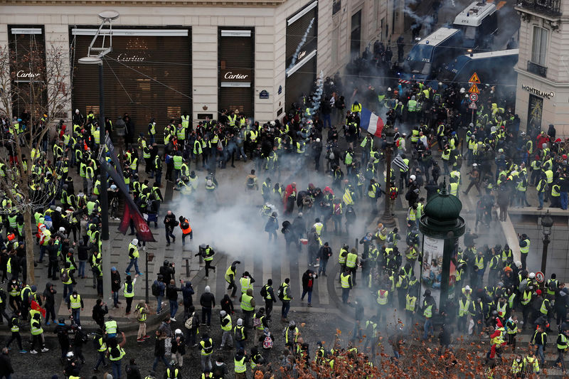 © Reuters. اشتباكات بين الشرطة الفرنسية ومحتجين في الشانزليزيه