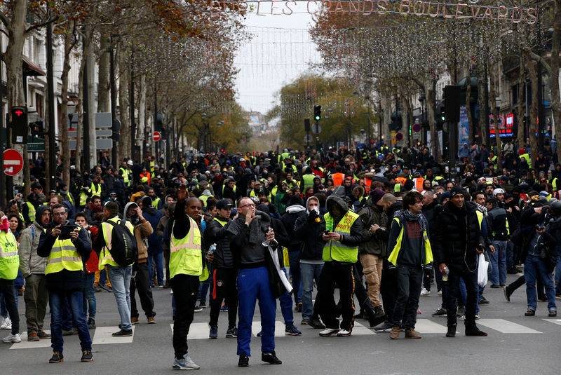 © Reuters. "GILETS JAUNES": DES CENTAINES D'INTERPELLATIONS À PARIS