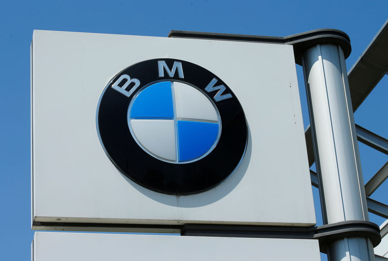 © Reuters. A BMW logo is seen at a car dealership in Vienna