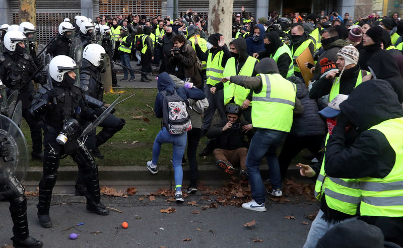 © Reuters. الشرطة البلجيكية تعتقل المئات من محتجي السترات الصفراء