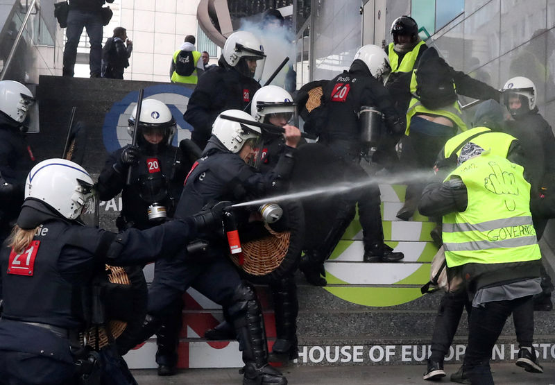 © Reuters. Policía de Bruselas arresta a cientos de manifestantes "chalecos amarillos"