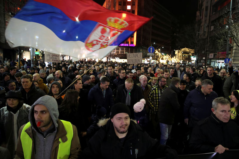 © Reuters. الآلاف يحتجون في صربيا ضد الاعتداء على سياسي معارض