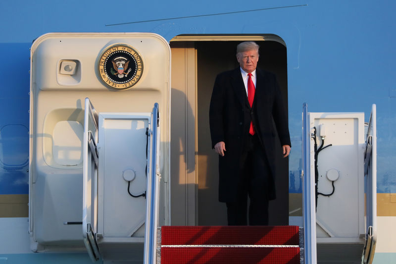 © Reuters. El presidente de EEUU, Donald Trump, llega en el Air Force One a la base de Andrews, Maryland