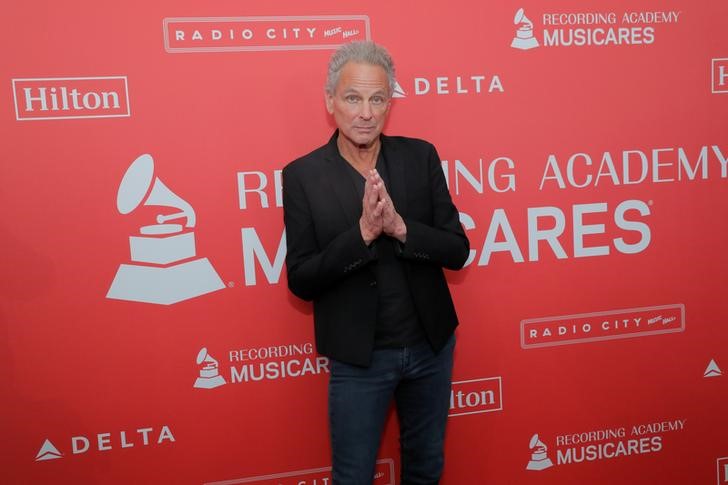 © Reuters. FILE PHOTO: Musician Lindsey Buckingham of Fleetwood Mac arrives to attend the 2018 MusiCares Person of the Year show honoring Fleetwood Mac at Radio City Music Hall in Manhattan, New York
